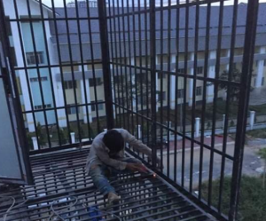 khung sắt bảo vệ