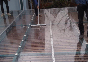 Chúng tôi cung cấp thợ làm mái nhựa poly tại quận 2, với đội ngũ lợp mái poly đẹp. Thợ có nhiều năm kinh nghiệm trong nghề, cam kết sản phẩm bền, đẹp, chất lượng. Nhận làm mái poly lấy ánh sáng cho tất cả các công trình xây dựng nhà ở, nhà xưởng. Lợp mái poly cho mái hiên, sân thượng, giếng trời, hàn khung sắt gia cố khung thép, sản phẩm chính hãng…Dịch vụ làm mái tôn, làm cửa sắt, cầu thang sắt, mái poly, hàn khung sắt bảo vệ…