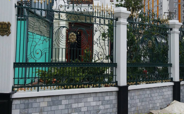 Thợ làm hàng rào sắt tại quận 2, chuyên thi công, sản xuất và lắp đặt hàng rào sắt nhà ở, biệt thự nhà xưởng…Nhận làm hàng rào bảo vệ, thiết kế hàng rào sắt hoa văn, hàng rào có chất lượng mỹ thuật cao. Thợ làm hàng rào sắt mỹ nghệ. Lắp đặt và thi công hàng rào inox đẹp cho các hộ gia đình dân dụng, chung cư, biệt thự… tại Quận 2. Tư vấn và thiết kế các mẫu hàng rào sắt, khung sắt bảo vệ sân thượng. Liên hệ O938.142.955 tho-lam-hang-rao-sat-tai-quan-2