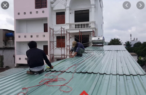 Chúng tôi cung cấp ″ Thợ làm mái tôn tại quận 9″ , Nhận thi công lợp mái tôn nhà ở khu vực quận 9. Với đội ngũ làm mái tôn lâu năm, thợ giỏi, tay nghề cao, thi công mái tôn nhà ở đẹp. Nhận lợp mái tôn nhà giả ngói, mái tôn nhà trọ, mái che hành lang, mái hiên, quán cà phê,… Thợ làm mái tôn tại quận 9, lợp mái tôn chống nóng, mái tôn cách nhiệt, chống ồn. Nhận làm khung kèo, hàn cửa sắt, hàn khung mái tôn, lợp mái tôn nhà xưởng, mái tôn mạ kẽm….Liên hệ thợ làm mái tôn quận 9 O938565558 hỗ trợ tư vấn khách hàng 24/7.