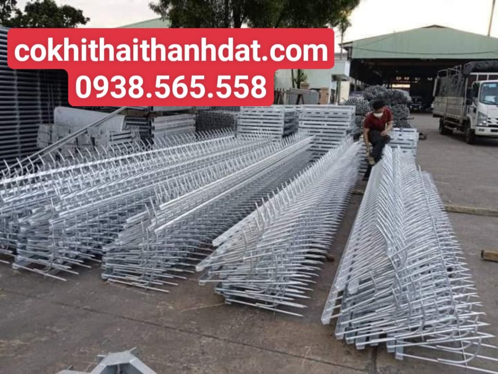 Thợ lắp đặt hàng rào chông sắt tại Cần Thơ