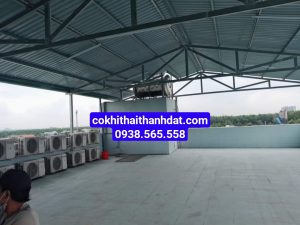 Thợ thi công mái tôn