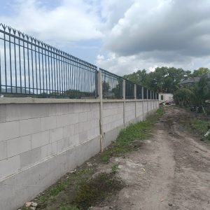 Thợ làm hàng rào chông sắt tại Huyện Trảng Bom-Đồng Nai