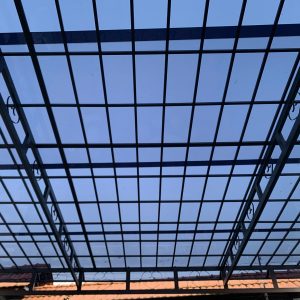 Thi công mái poly lấy sáng giá tốt tại Quận 10